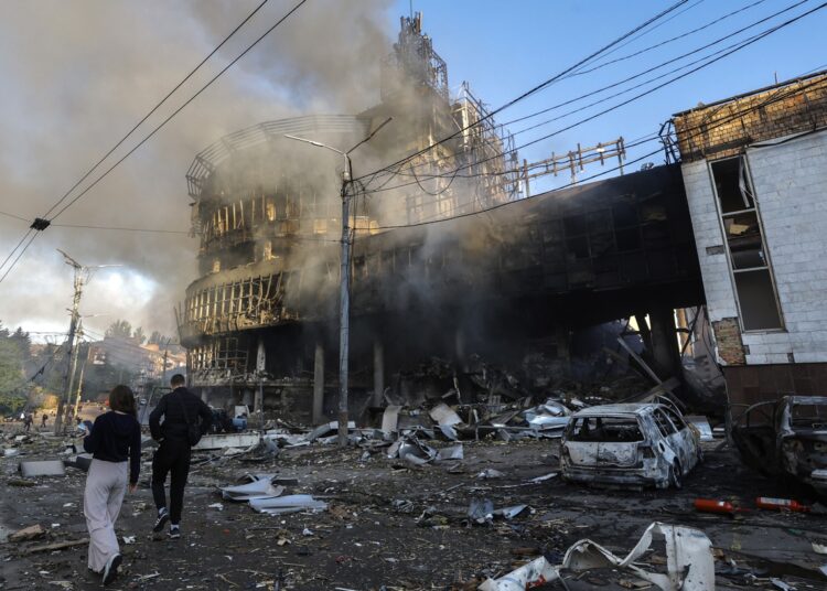Daños en Kiev tras un bombardeo de Rusia en represalia a un ataque ucraniano contra la región de Lugansk. Foto: Sergey Dolzhenko / EFE.
