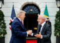 Fotografía cedida por la Presidencia de Brasil que muestra el saludo entre los presidentes Luiz Inácio Lula da Silva, y Donald Trump, durante un encuentro en la Casa Blanca, el 7 de mayo de 2026. Foto: Ricardo Stuckert / Presidencia de Brasil / EFE.