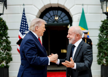 Fotografía cedida por la Presidencia de Brasil que muestra el saludo entre los presidentes Luiz Inácio Lula da Silva, y Donald Trump, durante un encuentro en la Casa Blanca, el 7 de mayo de 2026. Foto: Ricardo Stuckert / Presidencia de Brasil / EFE.