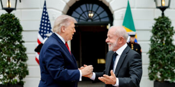 Fotografía cedida por la Presidencia de Brasil que muestra el saludo entre los presidentes Luiz Inácio Lula da Silva, y Donald Trump, durante un encuentro en la Casa Blanca, el 7 de mayo de 2026. Foto: Ricardo Stuckert / Presidencia de Brasil / EFE.
