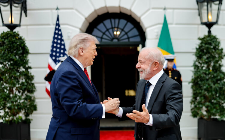 Fotografía cedida por la Presidencia de Brasil que muestra el saludo entre los presidentes Luiz Inácio Lula da Silva, y Donald Trump, durante un encuentro en la Casa Blanca, el 7 de mayo de 2026. Foto: Ricardo Stuckert / Presidencia de Brasil / EFE.