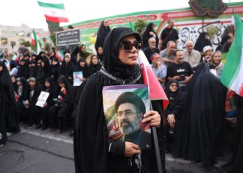 Manifestantes iraníes participan en una concentración para mostrar su apoyo y solidaridad con el nuevo líder supremo de Irán, el ayatolá Mojtaba Jamenei, en Teherán, el 29 de abril de 2026. Foto:  EFE/EPA/ABEDIN TAHERKENAREH