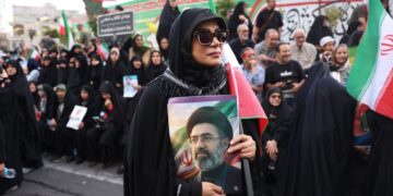 Manifestantes iraníes participan en una concentración para mostrar su apoyo y solidaridad con el nuevo líder supremo de Irán, el ayatolá Mojtaba Jamenei, en Teherán, el 29 de abril de 2026. Foto:  EFE/EPA/ABEDIN TAHERKENAREH