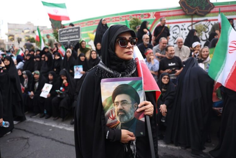 Manifestantes iraníes participan en una concentración para mostrar su apoyo y solidaridad con el nuevo líder supremo de Irán, el ayatolá Mojtaba Jamenei, en Teherán, el 29 de abril de 2026. Foto:  EFE/EPA/ABEDIN TAHERKENAREH