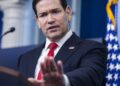 Marco Rubio durante una conferencia de prensa antes de salir a Italia, el pasado 5 de mayo. Foto:  JIM LO SCALZO/EFE/EPA.