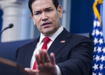 Marco Rubio durante una conferencia de prensa antes de salir a Italia, el pasado 5 de mayo. Foto:  JIM LO SCALZO/EFE/EPA.