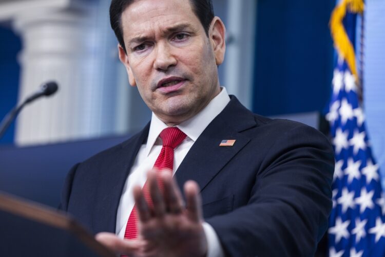 Marco Rubio durante una conferencia de prensa antes de salir a Italia, el pasado 5 de mayo. Foto:  JIM LO SCALZO/EFE/EPA.