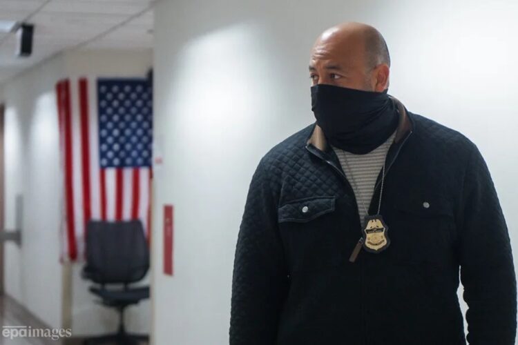 Fotografía de archivo de un agente migratorio en una corte de inmigración, en Nueva York (EE.UU.). Foto: Olga Fedorova/EFE/EPA