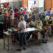 Personas reciben alimentos por personal de la ONG Quisicuaba este lunes, en La Habana (Cuba). Foto: EFE/ Ernesto Mastrascusa.
