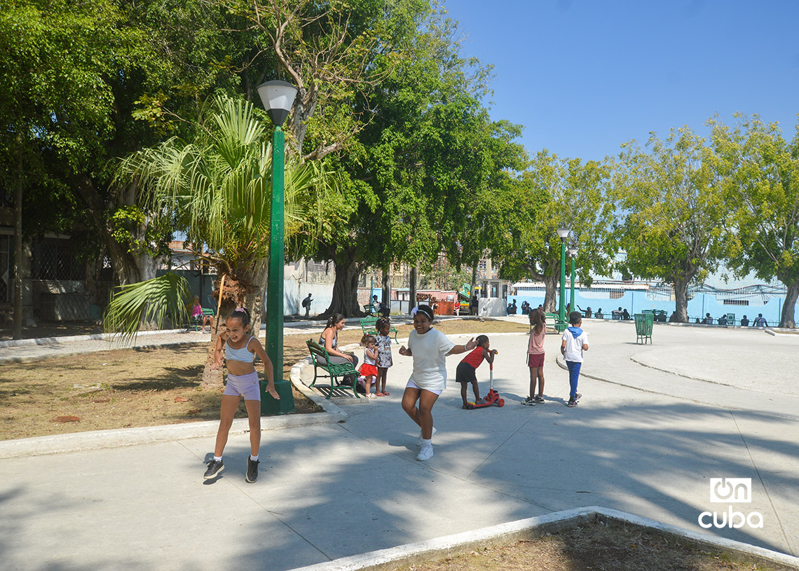 Niños jugando en el Parque de las Madres, en Regla, La Habana. Foto: Otmaro Rodríguez.