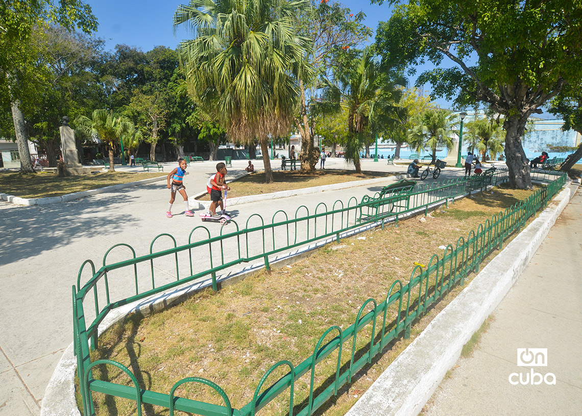 Niños jugando en el Parque de las Madres, en Regla, La Habana. Foto: Otmaro Rodríguez.