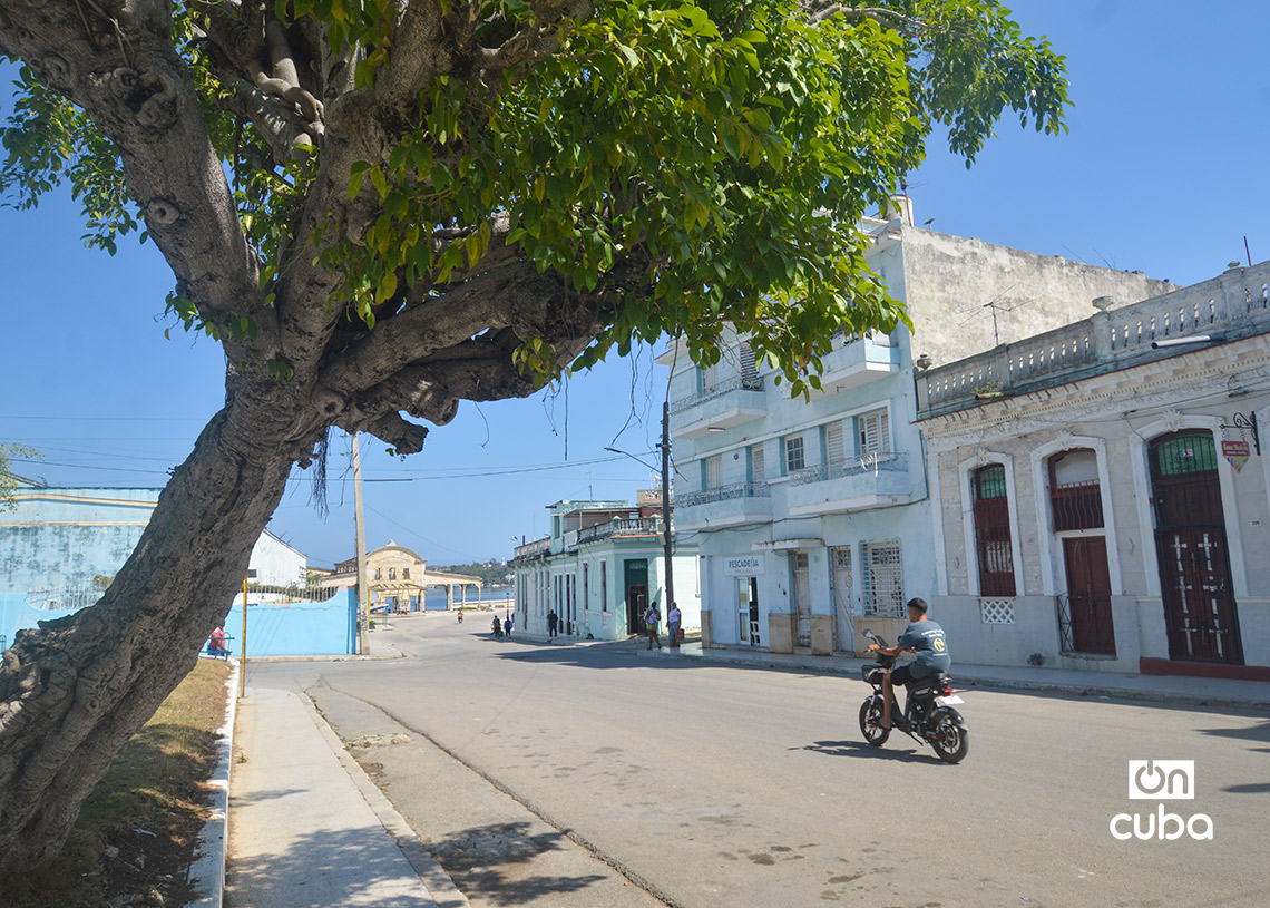 Una moto transita por los alrededores del Parque de las Madres en Regla, La Habana. Foto: Otmaro Rodríguez.