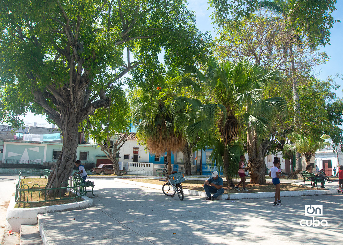 Adultos y niños en el Parque de las Madres, en Regla, La Habana. Foto: Otmaro Rodríguez.
