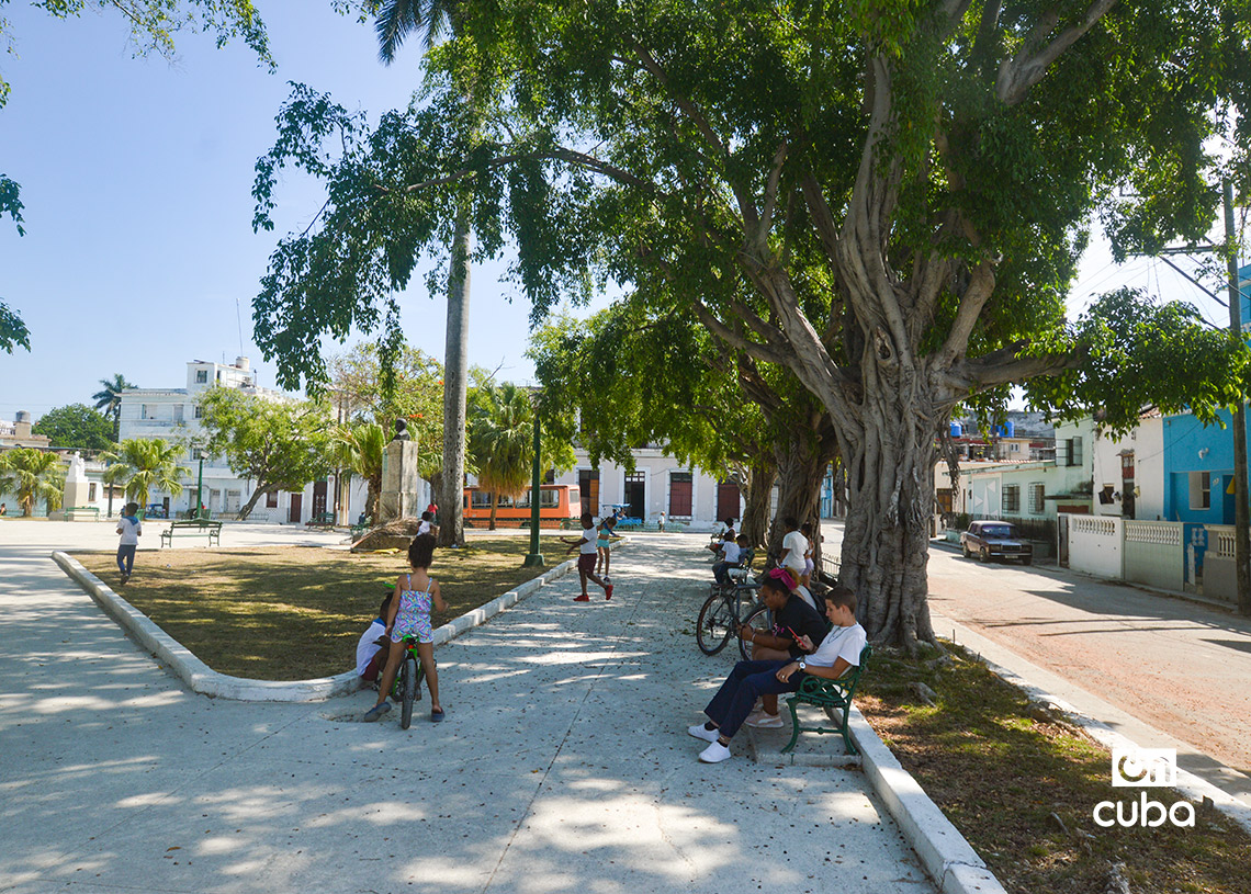 Adultos y niños en el Parque de las Madres, en Regla, La Habana. Foto: Otmaro Rodríguez.