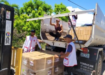 Personal de Cáritas en Santiago de Cuba distribuye ayuda de EE.UU. Foto: Cáritas Cuba / Facebook.