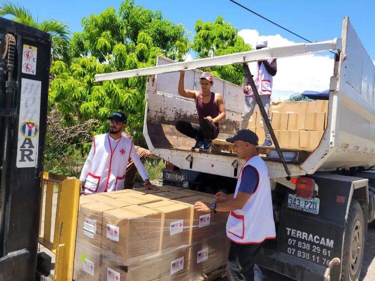 Personal de Cáritas en Santiago de Cuba distribuye ayuda de EE.UU. Foto: Cáritas Cuba / Facebook.