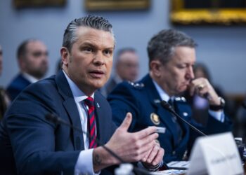 El secretario de Guerra de EE.UU, Pete Hegseth (izq), junto con al jefe del Estado Mayor Conjunto, Dan Caine (der), durante una audiencia en la Cámara de Representantes, en Washington DC., el 12 de mayo de 2026. Foto: Jim Lo Scalzo / EFE / EPA.
