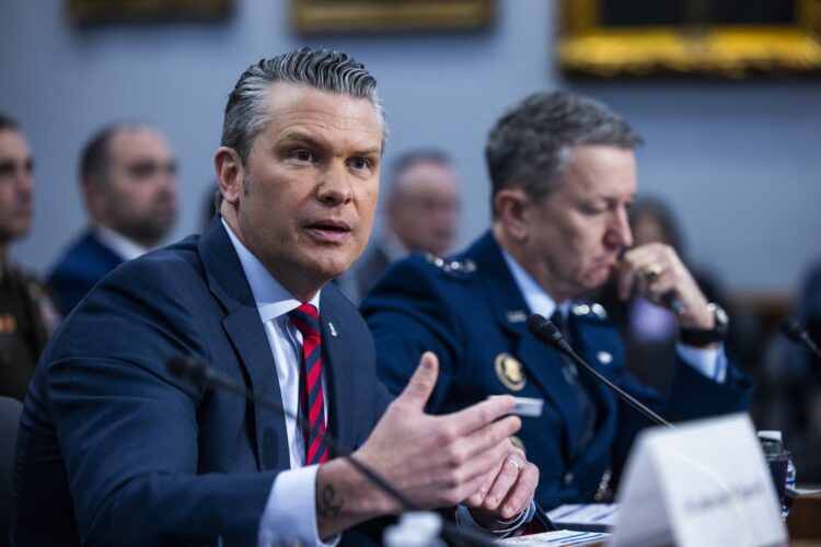 El secretario de Guerra de EE.UU, Pete Hegseth (izq), junto con al jefe del Estado Mayor Conjunto, Dan Caine (der), durante una audiencia en la Cámara de Representantes, en Washington DC., el 12 de mayo de 2026. Foto: Jim Lo Scalzo / EFE / EPA.