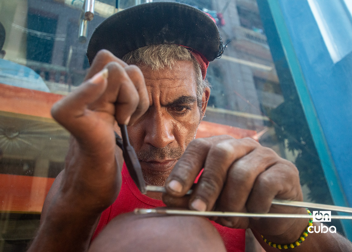 Maykel Machín Ávila, reparador ambulante de sombrillas en La Habana. Foto: Otmaro Rodríguez.