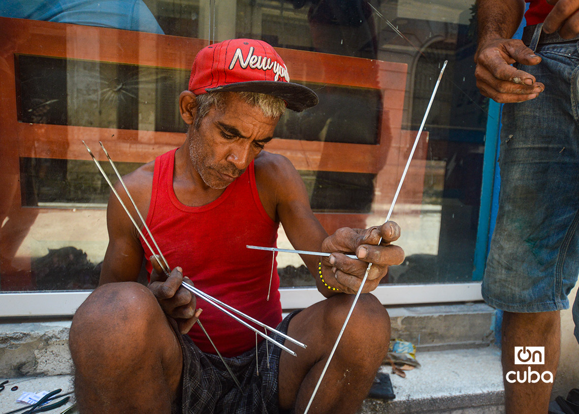 Maykel Machín Ávila, reparador ambulante de sombrillas en La Habana. Foto: Otmaro Rodríguez.