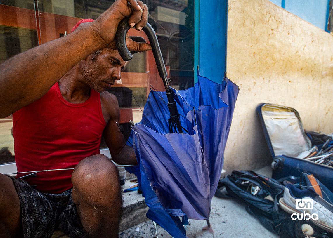 Maykel Machín Ávila, reparador ambulante de sombrillas en La Habana. Foto: Otmaro Rodríguez.