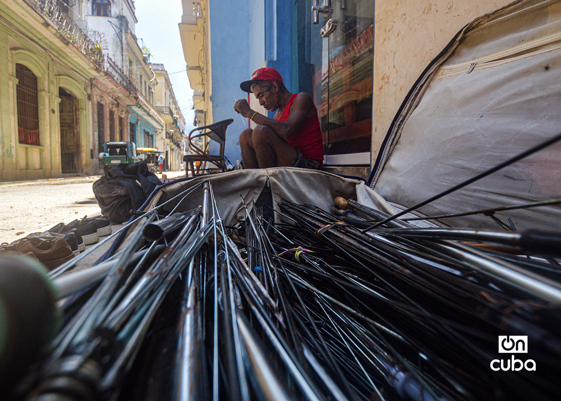 Maykel Machín Ávila, reparador ambulante de sombrillas en La Habana. Foto: Otmaro Rodríguez.