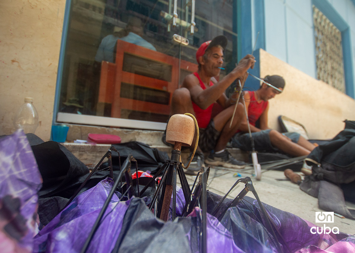Maykel Machín Ávila, reparador ambulante de sombrillas en La Habana. Foto: Otmaro Rodríguez.