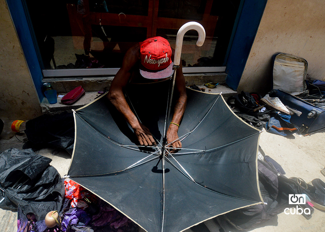 Maykel Machín Ávila, reparador ambulante de sombrillas en La Habana. Foto: Otmaro Rodríguez.