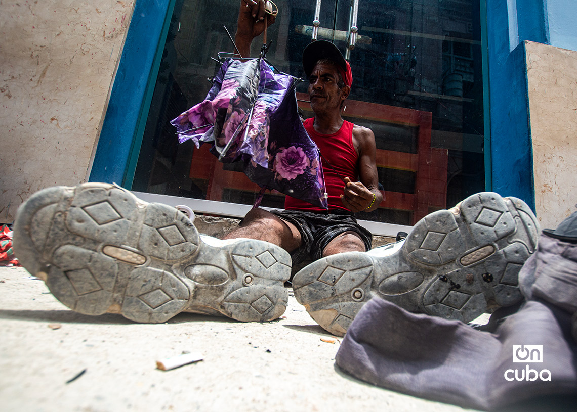 Maykel Machín Ávila, reparador ambulante de sombrillas en La Habana. Foto: Otmaro Rodríguez.