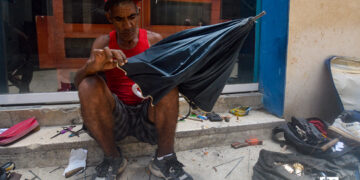Maykel Machín Ávila, reparador ambulante de sombrillas en La Habana. Foto: Otmaro Rodríguez.