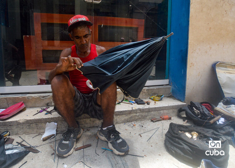 Maykel Machín Ávila, reparador ambulante de sombrillas en La Habana. Foto: Otmaro Rodríguez.