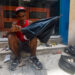 Maykel Machín Ávila, reparador ambulante de sombrillas en La Habana. Foto: Otmaro Rodríguez.