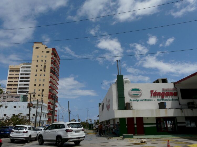 Servicentro Tángana, en el Vedado capitalino, este jueves 14 de mayo de 2026. Foto:  AMD