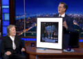 Captura de video. El humorista Stephen Colbert en su programa televisivo nocturno, The Late Show, despidiéndose este jueves de EE.UU. después de 11 años, con el cantante Paul McCartney como invitado y una entretenida puesta en escena con referencias a su polémica cancelación por parte del canal CBS. Foto: EFE/ CBS.