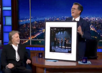 Captura de video. El humorista Stephen Colbert en su programa televisivo nocturno, The Late Show, despidiéndose este jueves de EE.UU. después de 11 años, con el cantante Paul McCartney como invitado y una entretenida puesta en escena con referencias a su polémica cancelación por parte del canal CBS. Foto: EFE/ CBS.