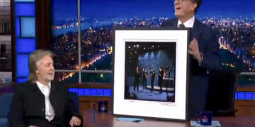 Captura de video. El humorista Stephen Colbert en su programa televisivo nocturno, The Late Show, despidiéndose este jueves de EE.UU. después de 11 años, con el cantante Paul McCartney como invitado y una entretenida puesta en escena con referencias a su polémica cancelación por parte del canal CBS. Foto: EFE/ CBS.