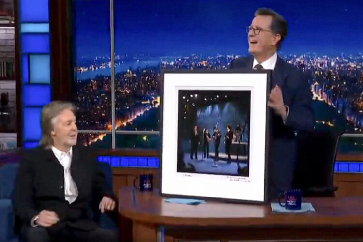 Captura de video. El humorista Stephen Colbert en su programa televisivo nocturno, The Late Show, despidiéndose este jueves de EE.UU. después de 11 años, con el cantante Paul McCartney como invitado y una entretenida puesta en escena con referencias a su polémica cancelación por parte del canal CBS. Foto: EFE/ CBS.