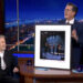 Captura de video. El humorista Stephen Colbert en su programa televisivo nocturno, The Late Show, despidiéndose este jueves de EE.UU. después de 11 años, con el cantante Paul McCartney como invitado y una entretenida puesta en escena con referencias a su polémica cancelación por parte del canal CBS. Foto: EFE/ CBS.