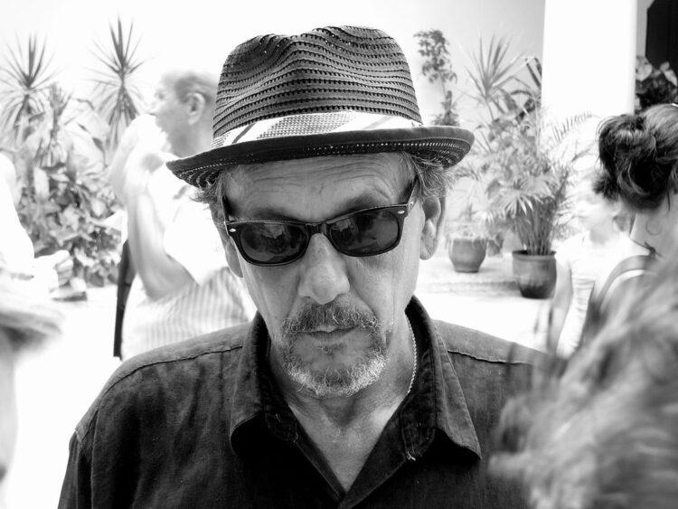 Tony Labat, en el centro Wifredo Lam, durante su muestra personal Es lo que es, de 2010. Foto: AMD