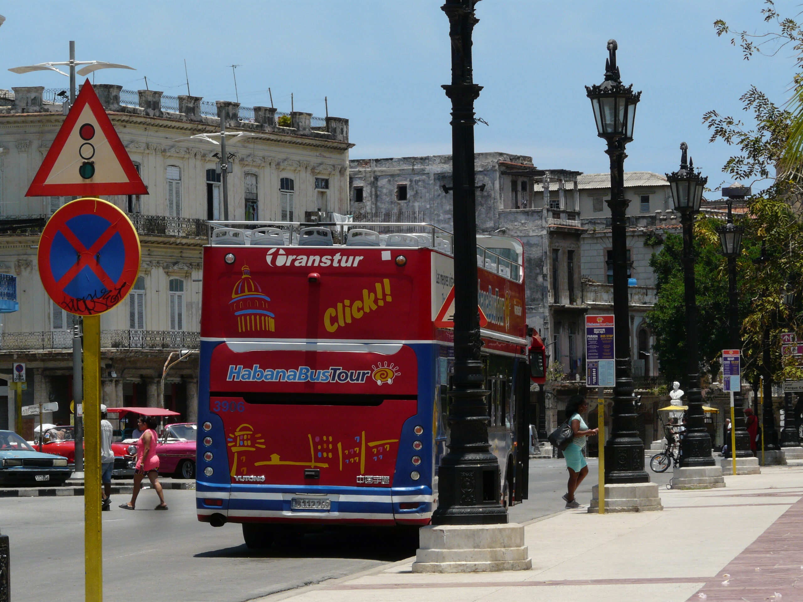 Un bus de turismo en espera de clientes en el Parque Central, de La Habana, en mayo de 2026. Foto: AMD.