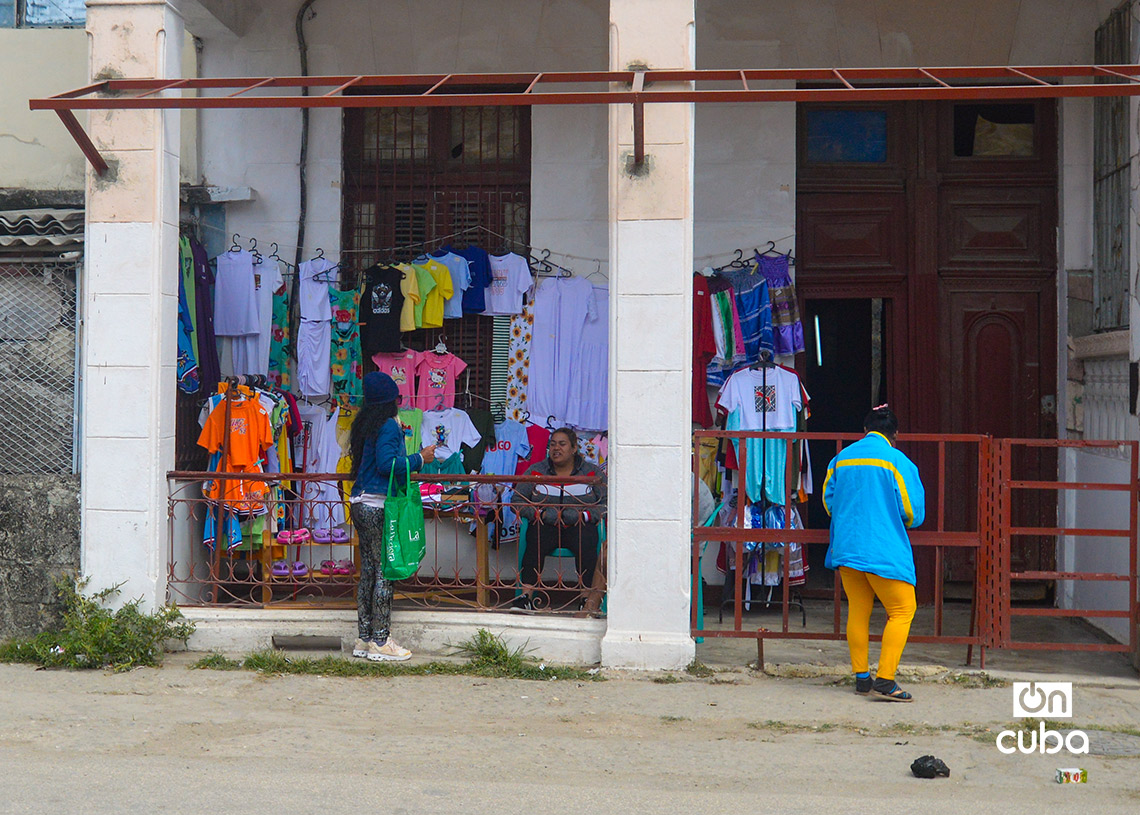 Mujeres en un puesto particular de venta de ropa, en La Habana. Foto: Otmaro Rodríguez.