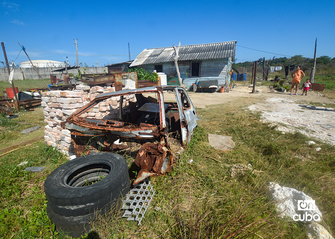 Una madre cubana junto a su hijo pequeño, en las afueras de una vivienda humilde. Foto: Otmaro Rodríguez.