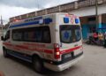 Ambulancia traslada a una mujer herida en un accidente de tránsito en la Autopista Nacional en Placetas, Villa Clara. Foto: ACN.