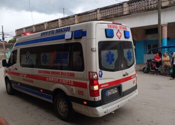 Ambulancia traslada a una mujer herida en un accidente de tránsito en la Autopista Nacional en Placetas, Villa Clara. Foto: ACN.