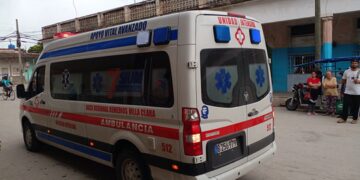 Ambulancia traslada a una mujer herida en un accidente de tránsito en la Autopista Nacional en Placetas, Villa Clara. Foto: ACN.