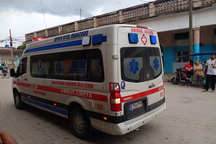 Ambulancia traslada a una mujer herida en un accidente de tránsito en la Autopista Nacional en Placetas, Villa Clara. Foto: ACN.