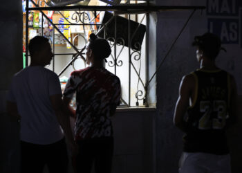 Personas compran alimentos en un local privado durante un apagón en La Habana. Foto: Ernesto Mastrascusa / EFE.