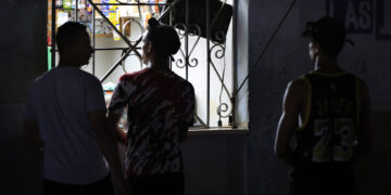 Personas compran alimentos en un local privado durante un apagón en La Habana. Foto: Ernesto Mastrascusa / EFE.