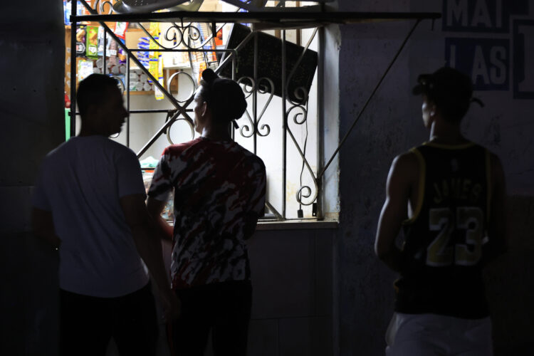 Personas compran alimentos en un local privado durante un apagón en La Habana. Foto: Ernesto Mastrascusa / EFE.