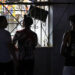 Personas compran alimentos en un local privado durante un apagón en La Habana. Foto: Ernesto Mastrascusa / EFE.